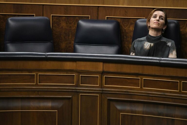 La ministra de Sanidad, Mónica García, durante una sesión de control al Gobierno, en el Congreso de los Diputados, a 23 de octubre de 2024, en Madrid (España). - Fernando Sánchez - Europa Press
