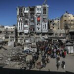 Desplazados hacen cola para comprar pan en Jan Yunis, en el sur de la Franja de Gaza - Abed Rahim Khatib/dpa