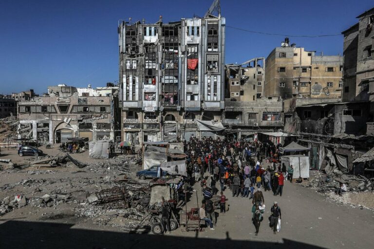 Desplazados hacen cola para comprar pan en Jan Yunis, en el sur de la Franja de Gaza - Abed Rahim Khatib/dpa