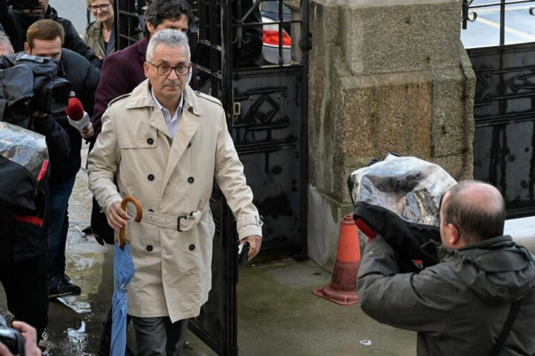 Llegada del padre de Samuel Luiz a la Audiencia de A Coruña donde se juzga el crimen de su hijo / Foto: M. Dylan