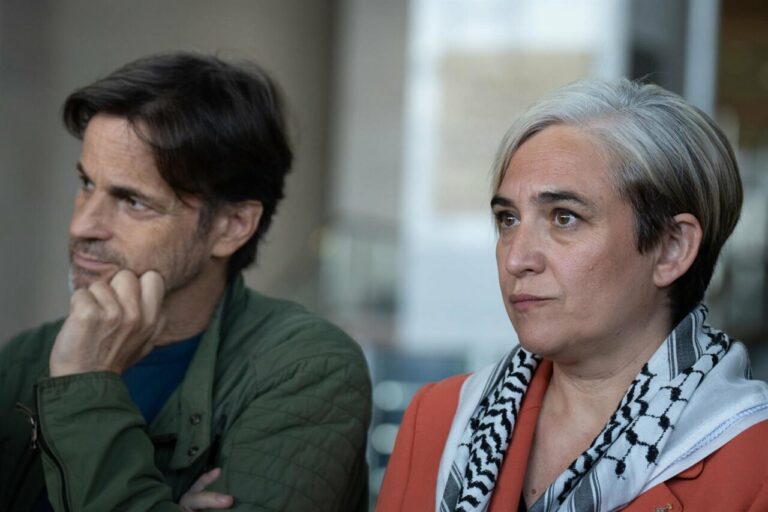 El dirigente de los Comuns Jaume Asens y la ex alcaldesa de Barcelona Ada Colau, en el Aeropuerto del Prat, a 18 de abril de 2024, en El Prat, Barcelona, Catalunya (España). Hoy se ha reunido la delegación catalana que se suma a la Flotilla de l - David Zorrakino - Europa Press