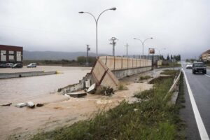 Estragos causados por la DANA, a 29 de octubre de 2024, en Llombai, Valencia. - Jorge Gil - Europa Press