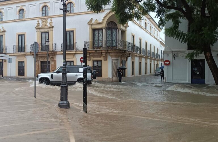 Calle Porvera en Jerez con agua acumulada por las lluvias de la Dana que atraviesa la provincia / Foto: Europa Press