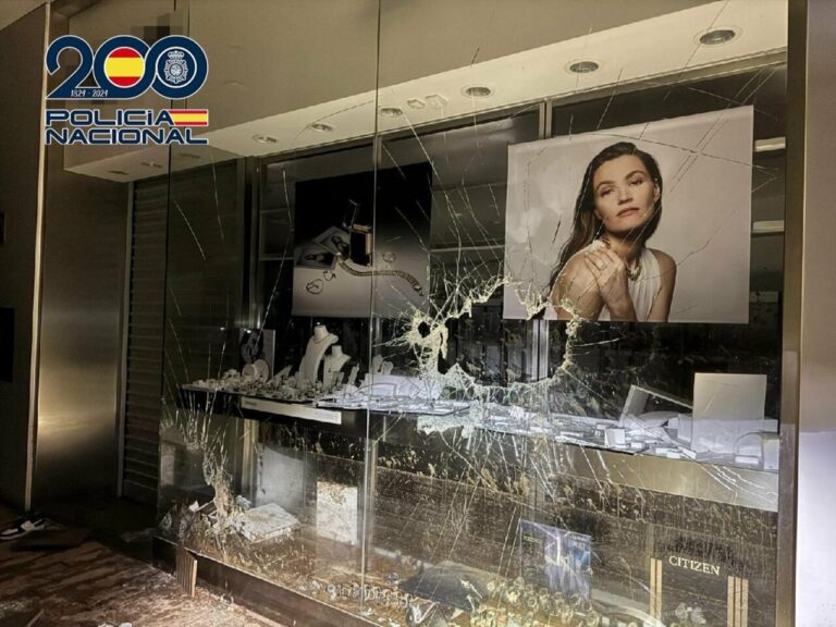Escaparate roto de una tienda - Foto: Policía Nacional