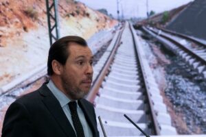El ministro Óscar Puente en una comparecencia para actualizar el estado de las infraestructuras viarias y ferroviarias tras el paso de la DANA. (Foto: Ministerio de Transportes y Movilidad Sostenible)