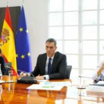 El presidente del Gobierno, Pedro Sánchez, junto a las vicepresidentas María Jesús Montero y Yolanda Díaz en la reunión del Comité de crisis para el seguimiento de los efectos de la DANA. (Foto: Pool Moncloa/José Manuel Álvarez)