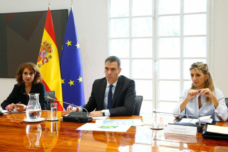 El presidente del Gobierno, Pedro Sánchez, junto a las vicepresidentas María Jesús Montero y Yolanda Díaz en la reunión del Comité de crisis para el seguimiento de los efectos de la DANA. (Foto: Pool Moncloa/José Manuel Álvarez)
