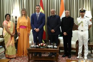 El presidente del Gobierno, Pedro Sánchez, y su esposa, Begoña Gómez, durante la visita a la República de la India. (Foto: Pool Moncloa/Fernando Calvo)