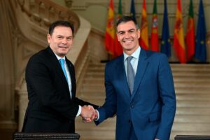 El presidente del Gobierno, Pedro Sánchez, al primer ministro de la República de Portugal, Luís Montenegro, la XXXV Reunión de Alto Nivel Portugal-España, en la localidad de Faro. (Foto: Pool Moncloa/Borja Puig de la Bellacasa)