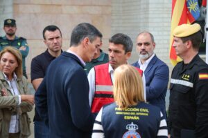 El presidente del Gobierno, Pedro Sánchez, y el de la Generalitat Valenciana, Carlos Mazón, en el centro de operaciones de L'Elaina | Foto de la Generalitat Valenciana