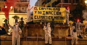 Un momento de la protesta en la fuente del Tribunal de las Aguas, en Valencia / Foto: Ona Cano