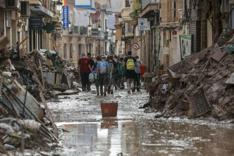 Fotografía de una de las calles de Paiporta (Valencia). / EFE/ Manuel Bruque