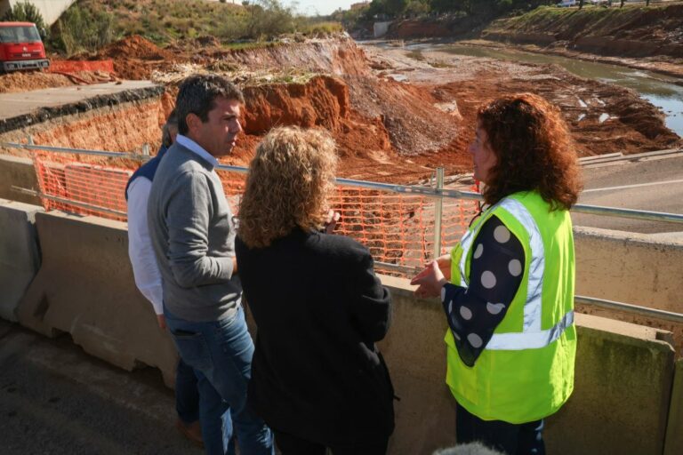 El presidente de la Generalitat, Carlos Mazón, en la visita a las obras en la CV-33. (Foto: Generalitat)