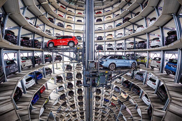 Un Volkswagen Tiguan (izquierda) y un modelo ID.7 (derecha) son sacados para una sesión fotográfica de una de las dos torres de automóviles de la sede central de Volkswagen / Foto: Moritz Frankenberg/dpa