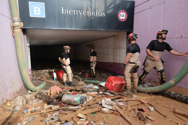 Efectivos de la UME en el Centro Comercial Bonaire. (Foto: Iñaki Gómez y Marco Romero/Defensa)