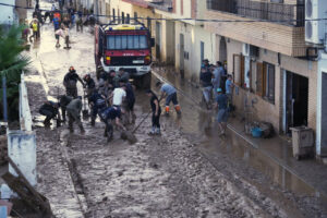 Efectivos de la UME y del Ejército de Tierra trabajando en las tareas de limpieza en la Comunidad Valenciana. (Foto Defensa)