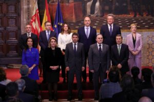 El presidente de la Generalitat Valenciana ,Carlos Mazón, junto a los miembros de su nuevo Consell. (Foto: Generalitat)