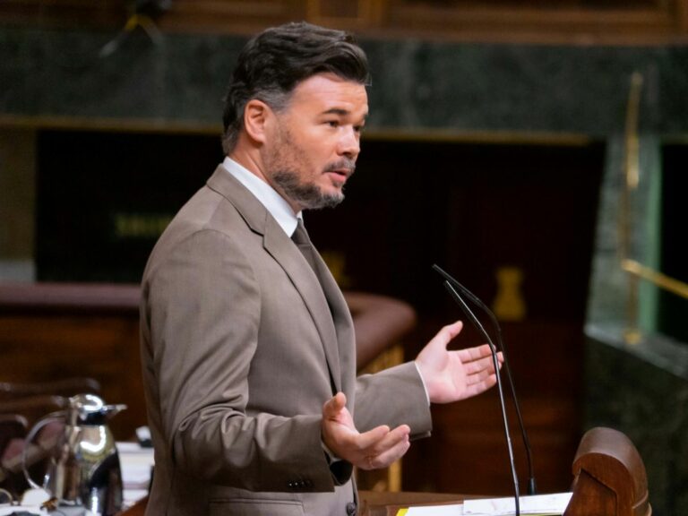 El portavoz de ERC en el Congreso, Gabriel Rufián, en un pleno. (Foto: Congreso)
