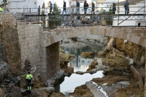 Aspecto del puente de la localidad valenciana de Chiva tras la tragedia de la DANA. EFE/ Kai Försterling