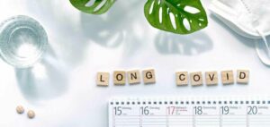 En la long covid, la fatiga, la dificultad en respirar y los problemas cognitivos persisten durante meses tras el contagio. / ISGlobal | Canva