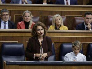 María Jesús Montero, vicepresidenta primera del Gobierno y ministra de Hacienda, en el pleno. (Foto: Congreso)