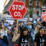 Alianza por el Clima, Fridays for Future-Juventud por el Clima y otras organizaciones medioambientales participan en una manifestaci&oacute;n en Madrid, en una fotograf&iacute;a de archivo. EFE/ Rodrigo Jim&eacute;nez