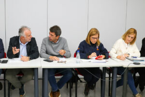 El presidente de la Generalitat, Carlos Mazón, junto al ministro de Política Territorial y Memoria Democrática, Ángel Víctor Torres, en una reunión del Centro de Coordinación Operativa Integrado (CECOPI). (Foto: Generalitat)