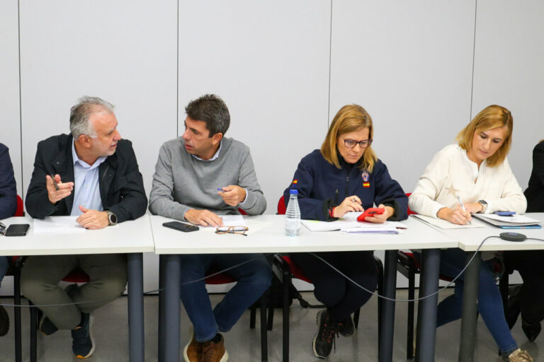 El presidente de la Generalitat, Carlos Mazón, junto al ministro de Política Territorial y Memoria Democrática, Ángel Víctor Torres, en una reunión del Centro de Coordinación Operativa Integrado (CECOPI). (Foto: Generalitat)