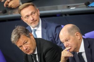 De izq. a drcha.: el ministro de Finanzas, Christian Lindner (liberal); el ministro de Economía, Robert Habeck (Los Verdes) y el canciller alemán, Olaf Scholz (socialdemócrata), en una sesión del Parlamento. Foto: Kay Nietfeld/dpa