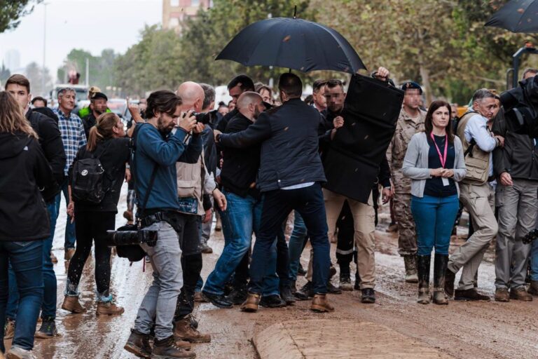 El presidente del Gobierno, Pedro Sánchez, durante su visita a una zona afectada por la DANA en Paiporta, Valencia. (Foto: Carlos Luján - Europa Press)