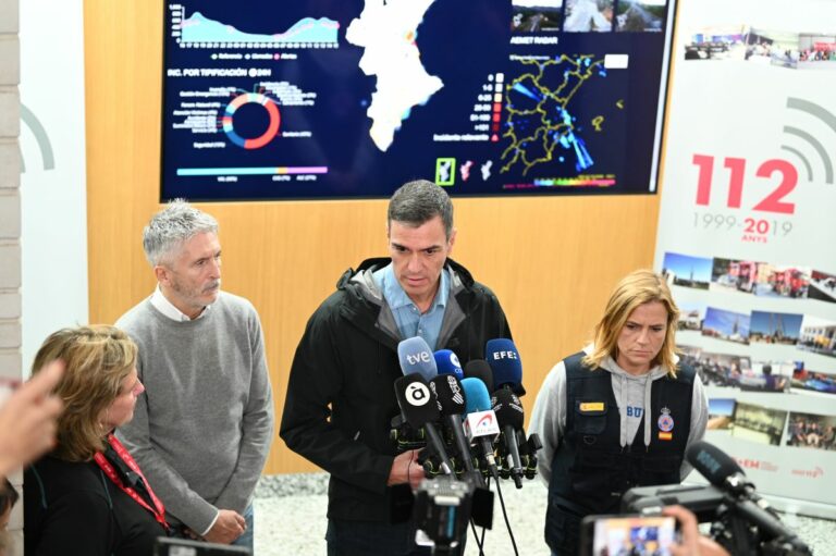 El presidente del Gobierno, Pedro Sánchez, en el Centro de Coordinación Operativo Integrado (CECOPI), en L’Eliana, Valencia. (Foto: Pool Moncloa/Borja Puig de la Bellacasa)
