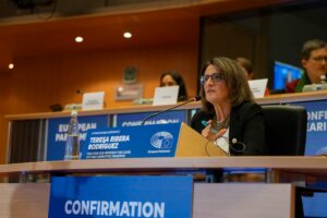 La candidata a la vicepresidencia ejecutiva de Transición Limpia, Justa y Competitiva, y a la cartera de Competencia de la Comisión Europea, Teresa Ribera, durante su intervención en el Parlamento Europeo. (Foto: Parlamento Europeo)