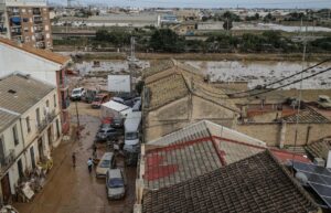 Decenas de coches amontonados, a 31 de octubre de 2024, en Sedaví, Valencia, tras la DANA. - Rober Solsona - Europa Press