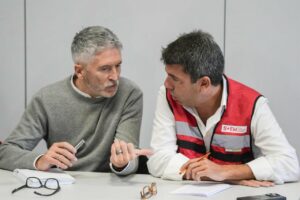 El ministro de Interior, Fernando Grande-Marlaska, y el 'president' de la Generalitat, Carlos Mazón, durante la reunión del CECOPI por la DANA en la Comunitat Valenciana / Foto: Jorge Gil - Europa Press