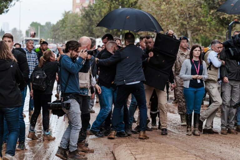 El presidente del Gobierno, Pedro Sánchez, durante su visita a una zona afectada por la DANA / Foto: Carlos Luján - Europa Press