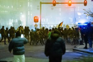 Manifestantes propalestinos en una protesta durante el partido de fútbol entre el Ajax y el Maccabi Tel Aviv - Jeroen Jumelet/ANP/dpa