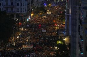 Manifestación en València con el lema 'Mazón dimissió' para protestar por la gestión de la DANA / Foto: Jorge Gil - Europa Press