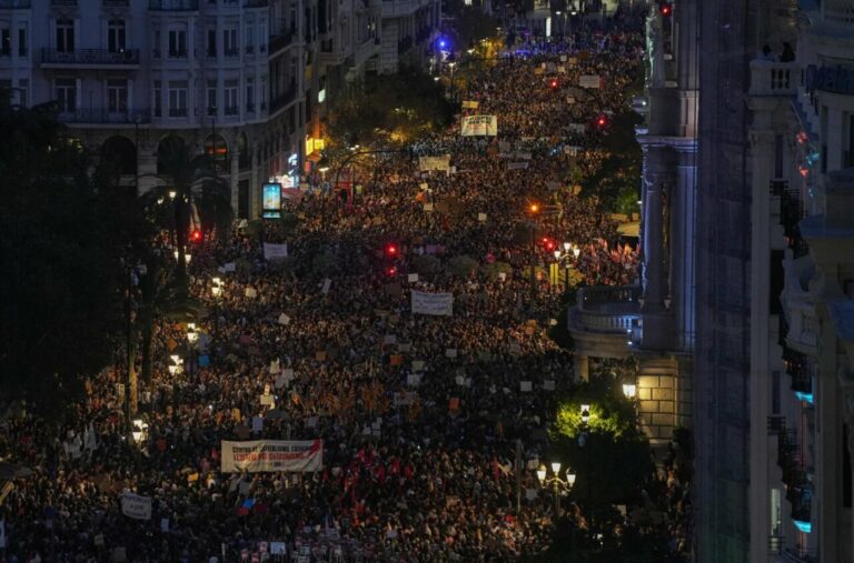 Manifestación en València con el lema 'Mazón dimissió' para protestar por la gestión de la DANA / Foto: Jorge Gil - Europa Press