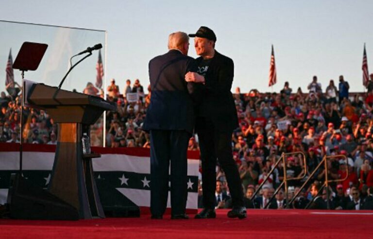 Imagen de archivo del presidente electo de Estados Unidos, Donald Trump, junto al magnate Elon Musk en un mitin - Europa Press/Contacto/Jim Watson