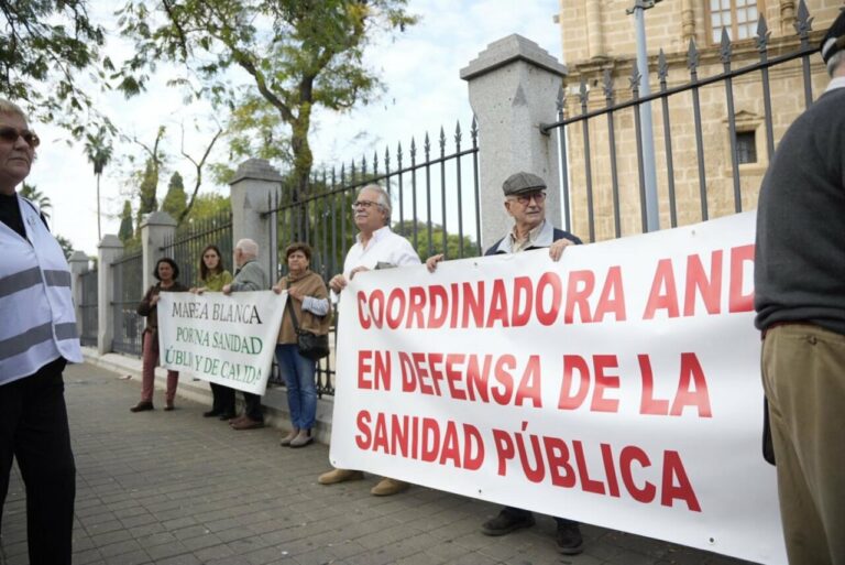 Imagen de archivo de la concentración de la Coordinadora Mareas Blancas Andaluzas en el Parlamento de Andalucía / Foto: Joaquín Corchero - Europa Press