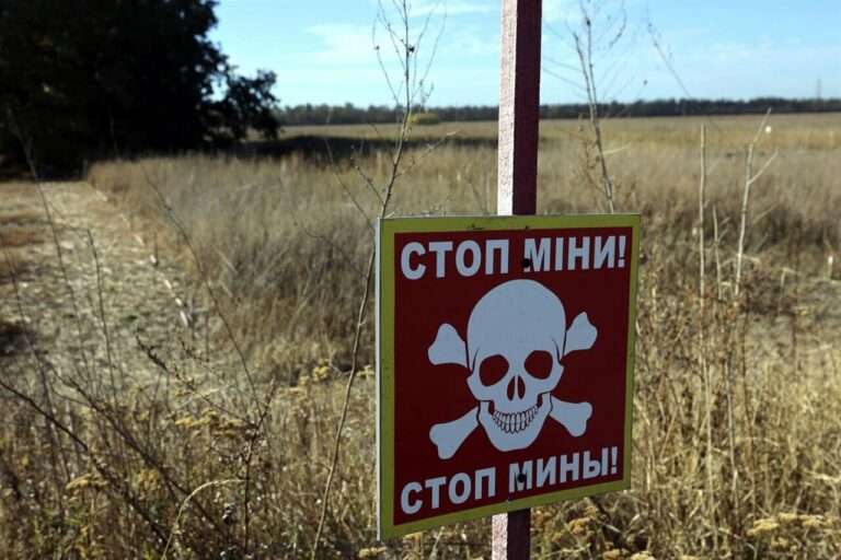 Cartel de aviso de minas antipersona en la región ucraniana de Járkov / Foto: Europa Press - Contacto - Viacheslav Madiievskyi