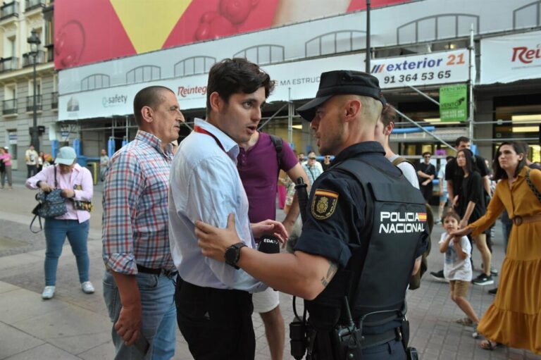 Varios manifestantes se enfrentan a Vito Quiles / Foto: Gustavo Valiente - Europa Press