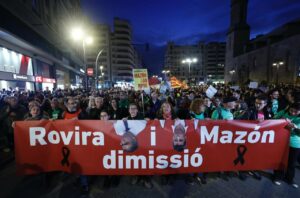 Cientos de personas durante una manifestación convocada por la Plataforma per l'Ensenyament Públic contra la gestión de la dana desde la plaza de San Agustín a la plaza de La Virgen, a 23 de noviembre de 2024, en València - Rober Solsona - Europa Press