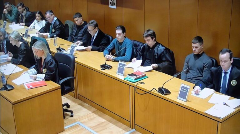 (I-D) El acusado Diego Montaña y su abogado, Luis Salgado, la acusada Catherine Silva y su abogado, Luciano Prado, el acusado Kaio Amaral y su abogado, José Ramón Sierra, el acusado Alejandro Míguez y su abogado, Manuel Ferreiro, y el acusado Alejandro Fr - M. Dylan - Europa Press