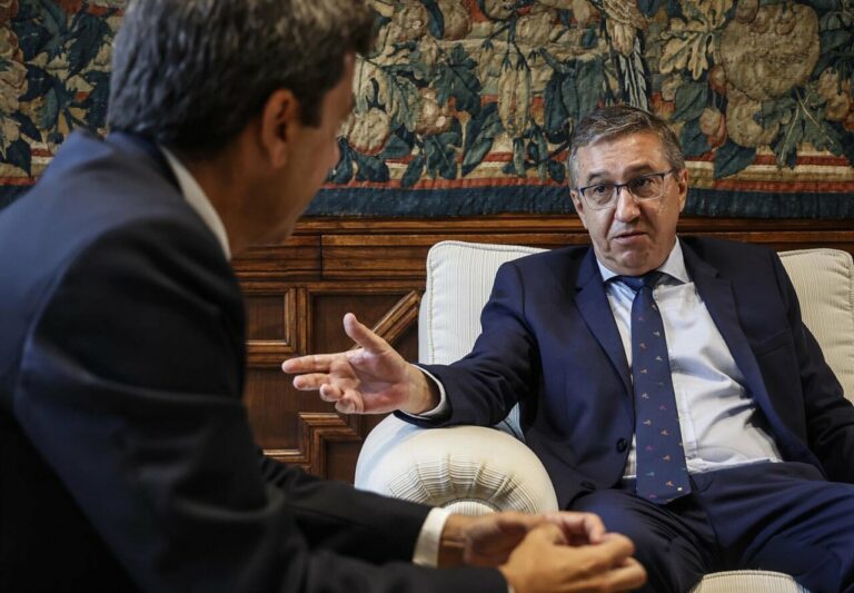 El nuevo conseller de Educación, Universidades y Empleo, José Antonio Rovira (d) y el presidente de la Generalitat valenciana, Carlos Mazón (i) / Foto: Rober Solsona - Europa Press