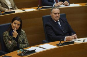La consellera Ruth Merino y el vicepresidente Francisco José Gan Pampols, en el pleno de Les Corts / Foto: Eduardo Manzana - Europa Press