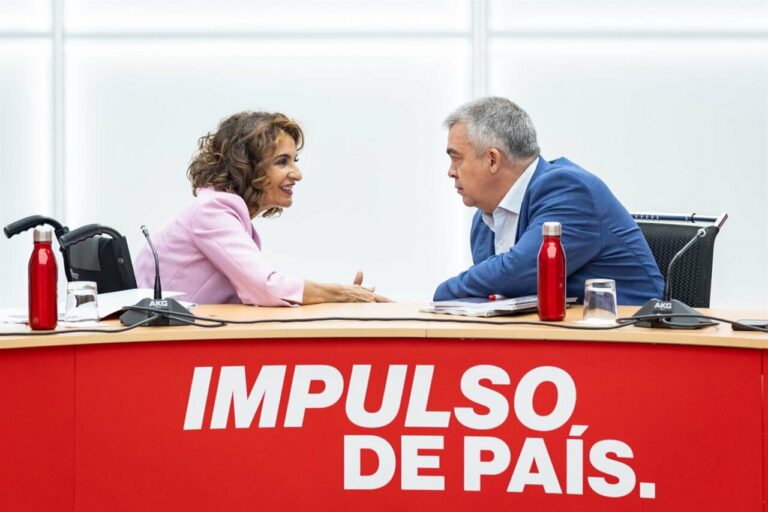 La vicesecretaria general del PSOE, María Jesús Montero, y el secretario de Organización, Santos Cerdán, en una reunión del comité organizador del 41 Congreso Federal, en la sede de la calle Ferraz / Foto: PSOE