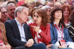 La vicesecretaria general del PSOE y vicepresidenta primera y ministra de Hacienda del Gobierno de España, María Jesús Montero, junto al expresidente del gobierno José Luis Rodríguez Zapatero / Foto: Rocío Ruz - Europa Press