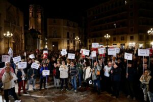 Concentración en la plaza de la Virgen de València para pedir la dimisión de Carlos Mazón, a 29 de noviembre de 2024, un mes después de la riada / Foto: Eduardo Manzana / Europa Press