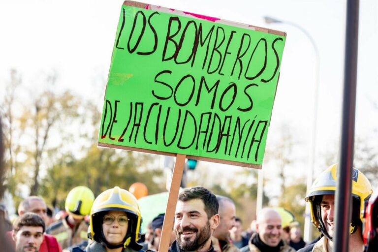 Varios bomberos y otros ciudadanos durante la manifestación de la Coordinadora Unitaria de Bomberos Profesionales (CUBP) para denunciar la gestión de la Emergencia de la DANA, a 30 de noviembre de 2024, en Madrid (España) / Foto: Ricardo Rubio - Europa Press